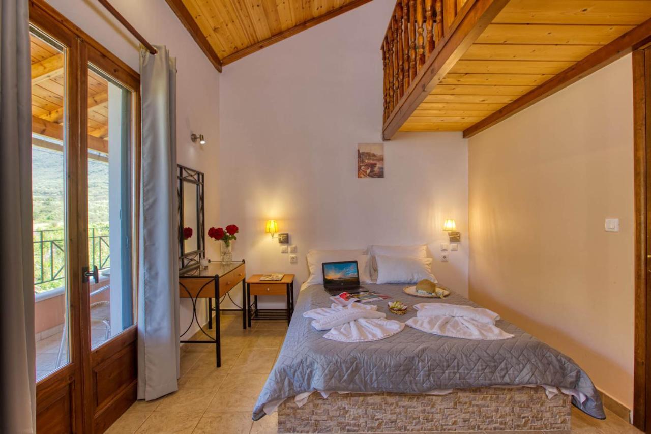 Christinas Lofts Apartment Agios Matthaios  Exterior photo