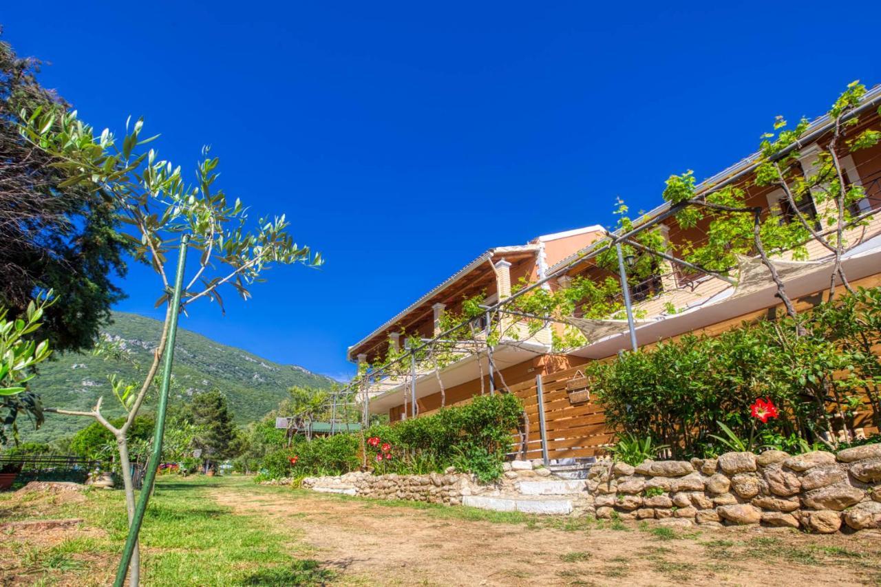 Christinas Lofts Apartment Agios Matthaios  Exterior photo